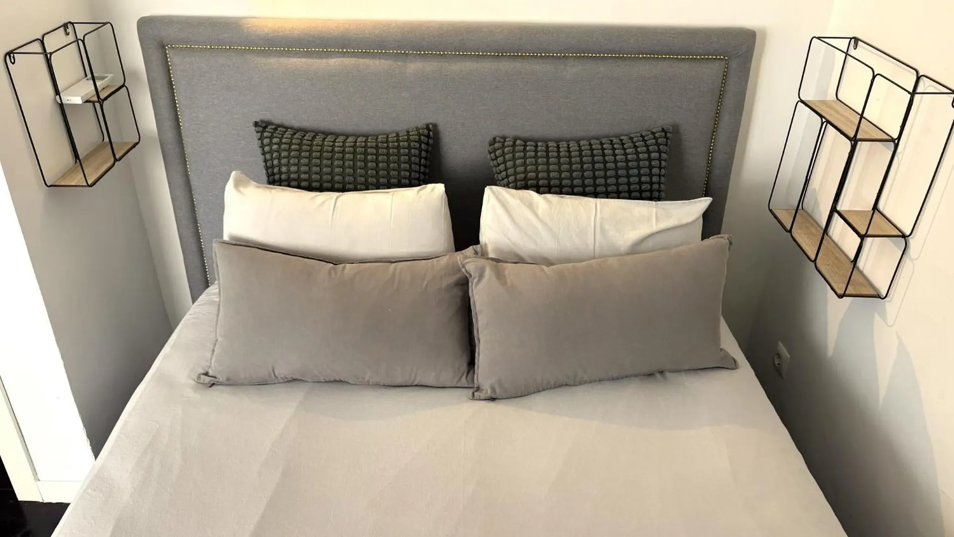 Lisbon Fabulous T2 Apartment With Balcony In Rossio リスボン ポルトガル